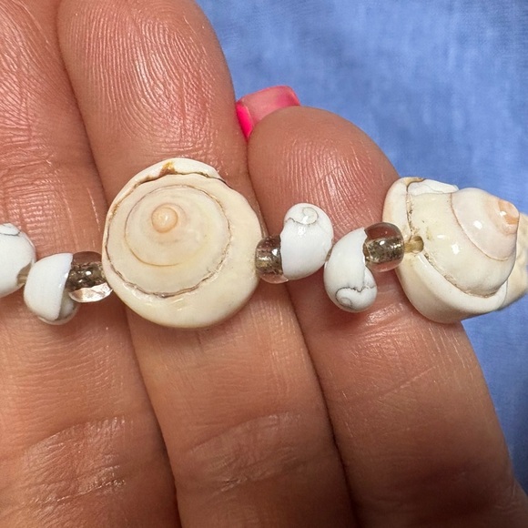 Very Pretty Delicate White Shell Stretch Bracelet. Measures 9inches unstretched. - Picture 12 of 16